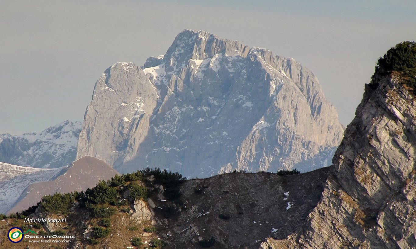 39 Le Presolane, col bellissimo Spigolo Nord....JPG